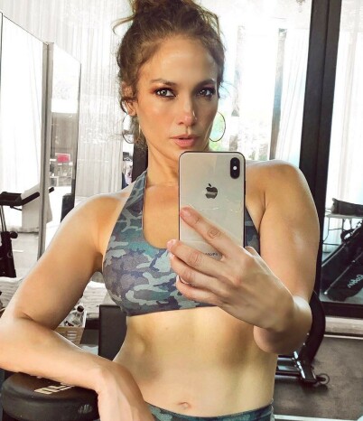 VISER FREM: Jennifer Lopez la ut dette bildet på Instagram, som ved første øyekast ser helt alminnelig ut. Bakgrunnen får derimot flere til å reagere. Foto: Instagram VISER FREM: Jennifer Lopez la ut dette bildet på Instagram, som ved første øyekast ser helt alminnelig ut. Bakgrunnen får derimot flere til å reagere. Foto: Instagram